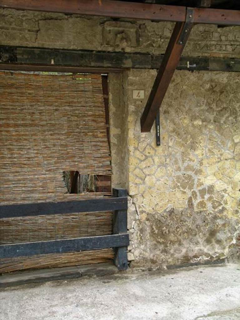 V.4, Herculaneum, May 2005. Exterior façade on south side of doorway, on east side of Cardo IV.
Photo courtesy of Nicolas Monteix.